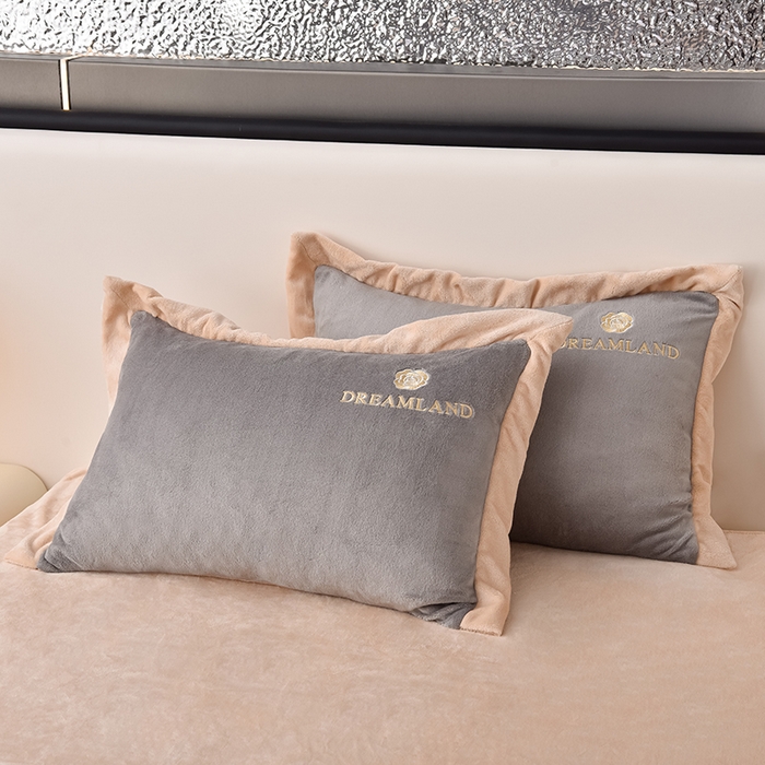 91家纺网 家纺一手货源 找家纺 云恋家纺 2025新款加厚刺绣牛奶绒四件套--梦想款 梦想-灰拼金