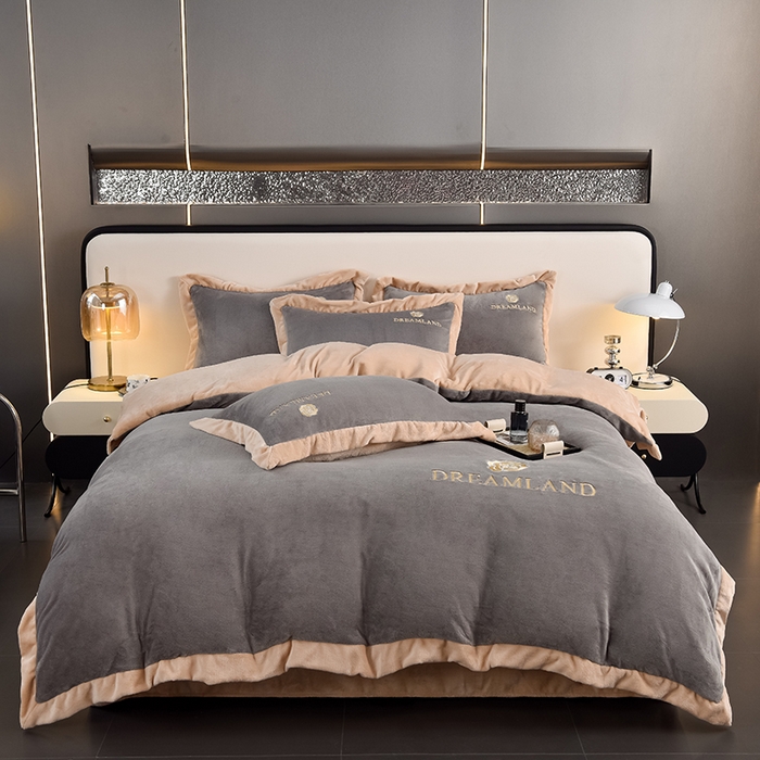 91家纺网 家纺一手货源 找家纺 云恋家纺 2025新款加厚刺绣牛奶绒四件套--梦想款 梦想-灰拼金