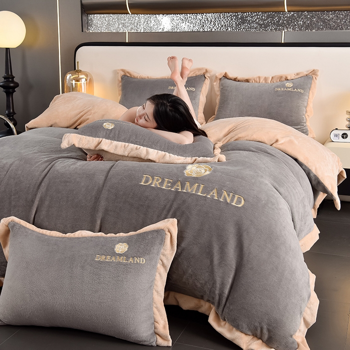 91家纺网 家纺一手货源 找家纺 云恋家纺 2025新款加厚刺绣牛奶绒四件套--梦想款 梦想-灰拼金