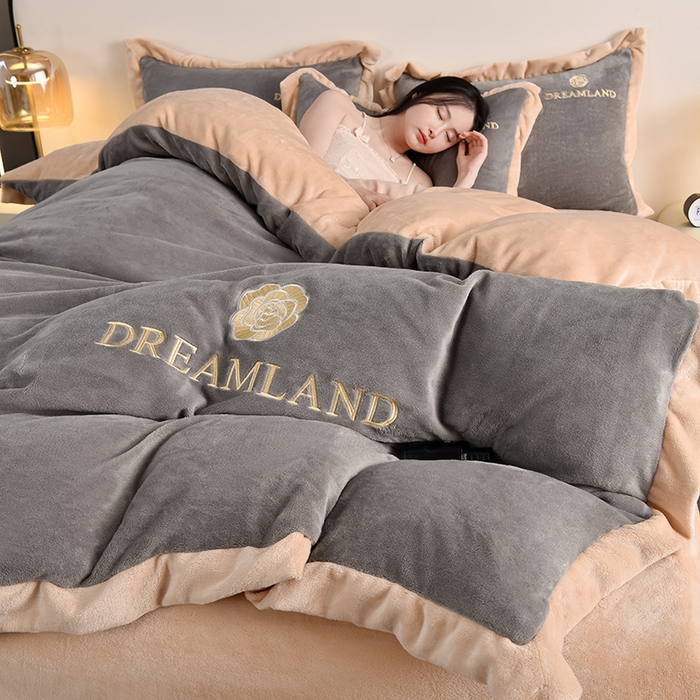 91家纺网 家纺一手货源 找家纺 云恋家纺 2025新款加厚刺绣牛奶绒四件套--梦想款 梦想-灰拼金