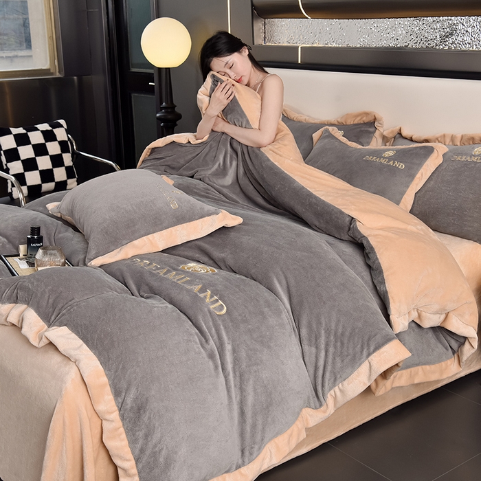 91家纺网 家纺一手货源 找家纺 云恋家纺 2025新款加厚刺绣牛奶绒四件套--梦想款 梦想-灰拼金