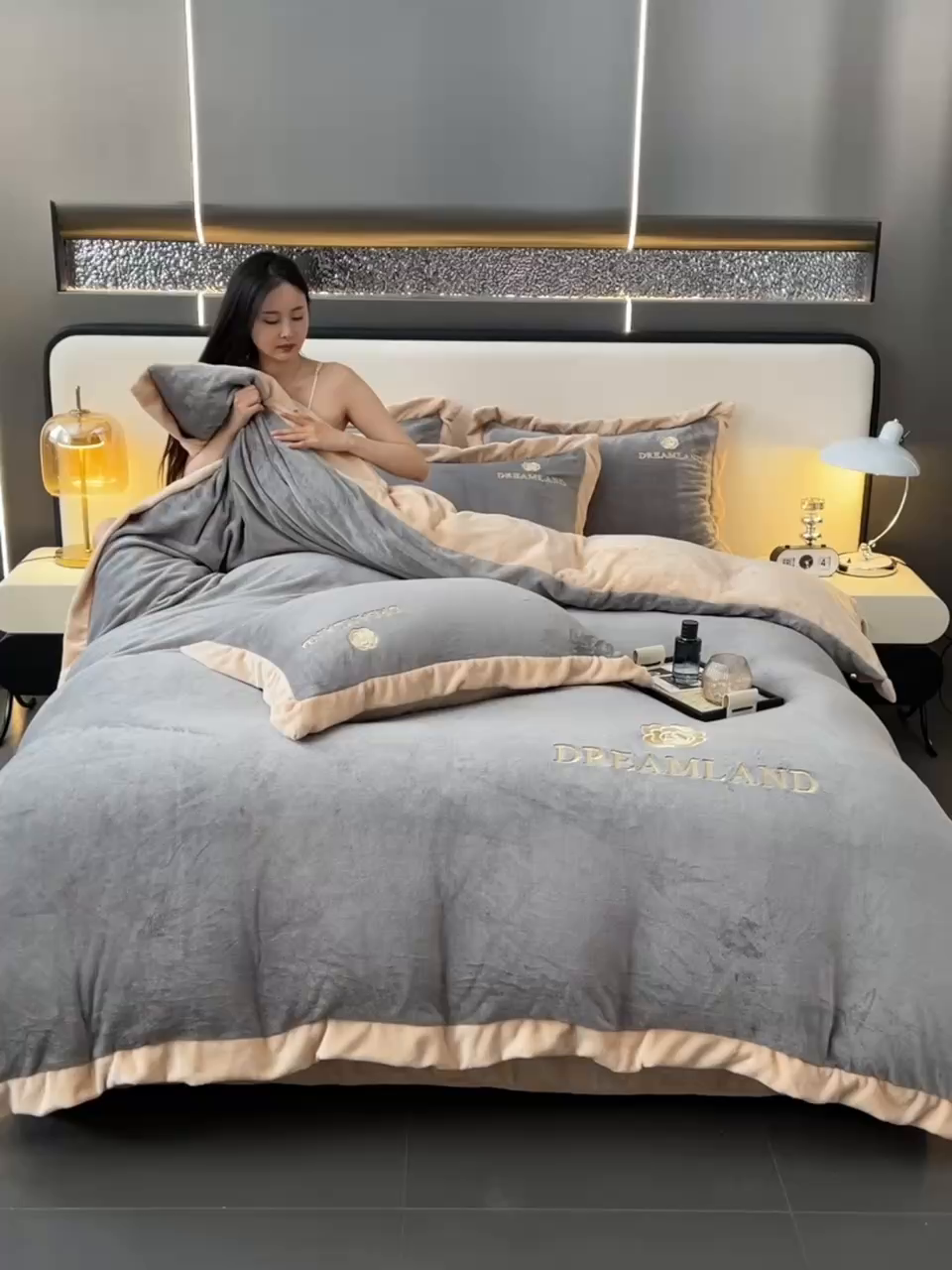 91家纺网 家纺一手货源 找家纺 云恋家纺 2025新款加厚刺绣牛奶绒四件套--梦想款 梦想-灰拼金