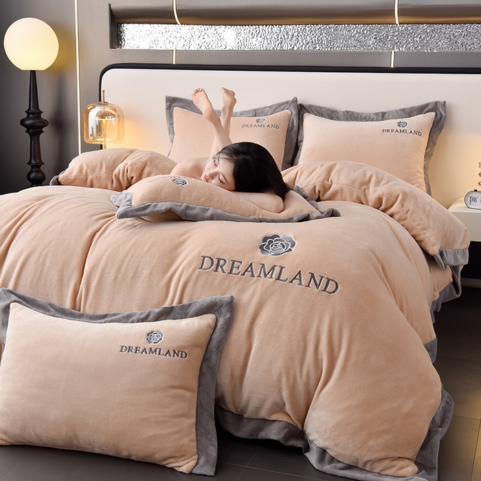 91家纺网 家纺一手货源 找家纺 云恋家纺 2025新款加厚刺绣牛奶绒四件套--梦想款 梦想-金色