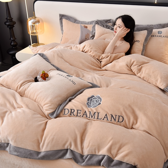 91家纺网 家纺一手货源 找家纺 云恋家纺 2025新款加厚刺绣牛奶绒四件套--梦想款 梦想-金色