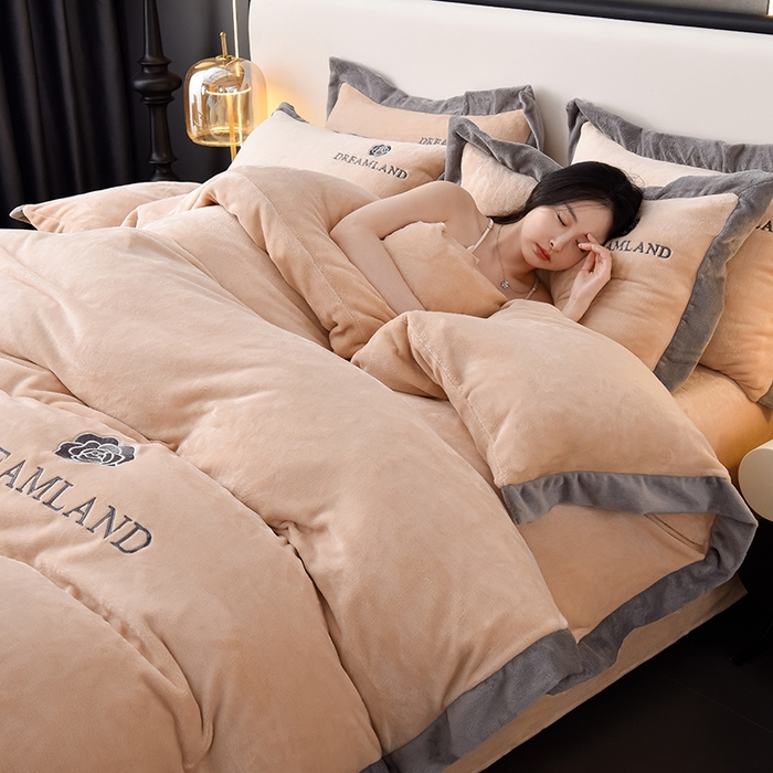 91家纺网 家纺一手货源 找家纺 云恋家纺 2025新款加厚刺绣牛奶绒四件套--梦想款 梦想-金色