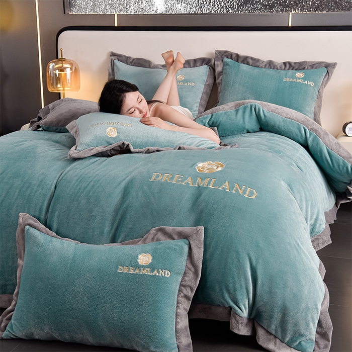 91家纺网 家纺一手货源 找家纺 云恋家纺 2025新款加厚刺绣牛奶绒四件套--梦想款 梦想-蓝拼灰