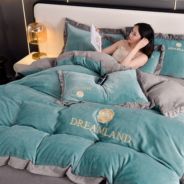 91家纺网 家纺一手货源 找家纺 云恋家纺 2025新款加厚刺绣牛奶绒四件套--梦想款 梦想-蓝拼灰