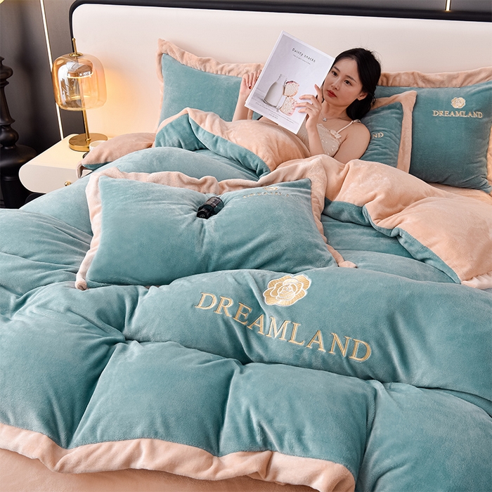 91家纺网 家纺一手货源 找家纺 云恋家纺 2025新款加厚刺绣牛奶绒四件套--梦想款 梦想-蓝拼金