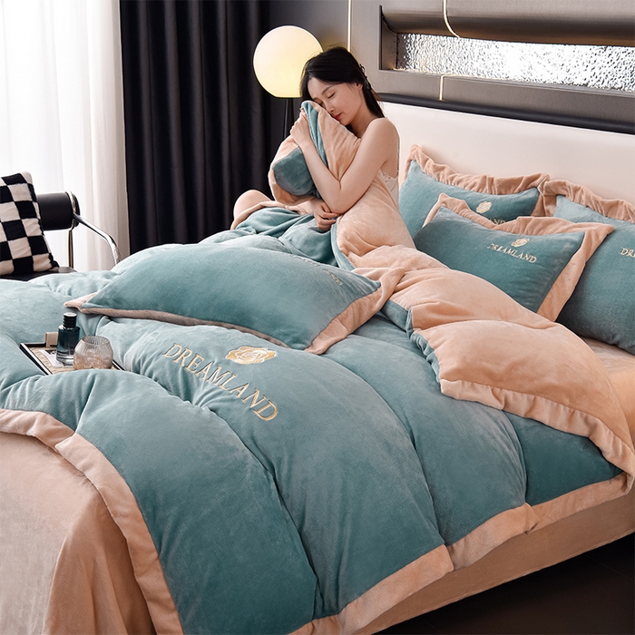 91家纺网 家纺一手货源 找家纺 云恋家纺 2025新款加厚刺绣牛奶绒四件套--梦想款 梦想-蓝拼金