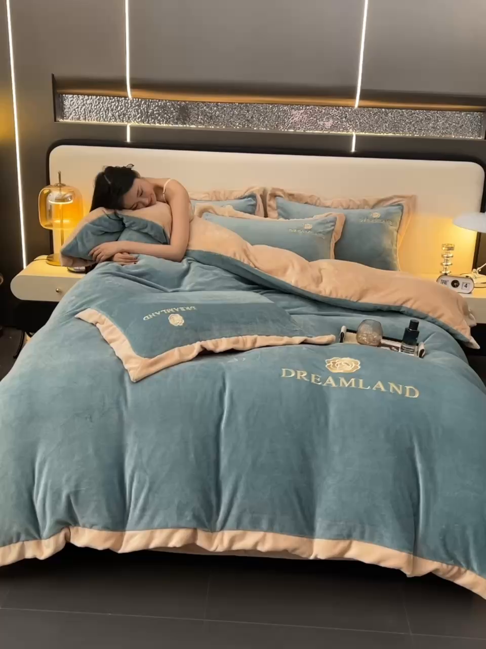 91家纺网 家纺一手货源 找家纺 云恋家纺 2025新款加厚刺绣牛奶绒四件套--梦想款 梦想-蓝拼金