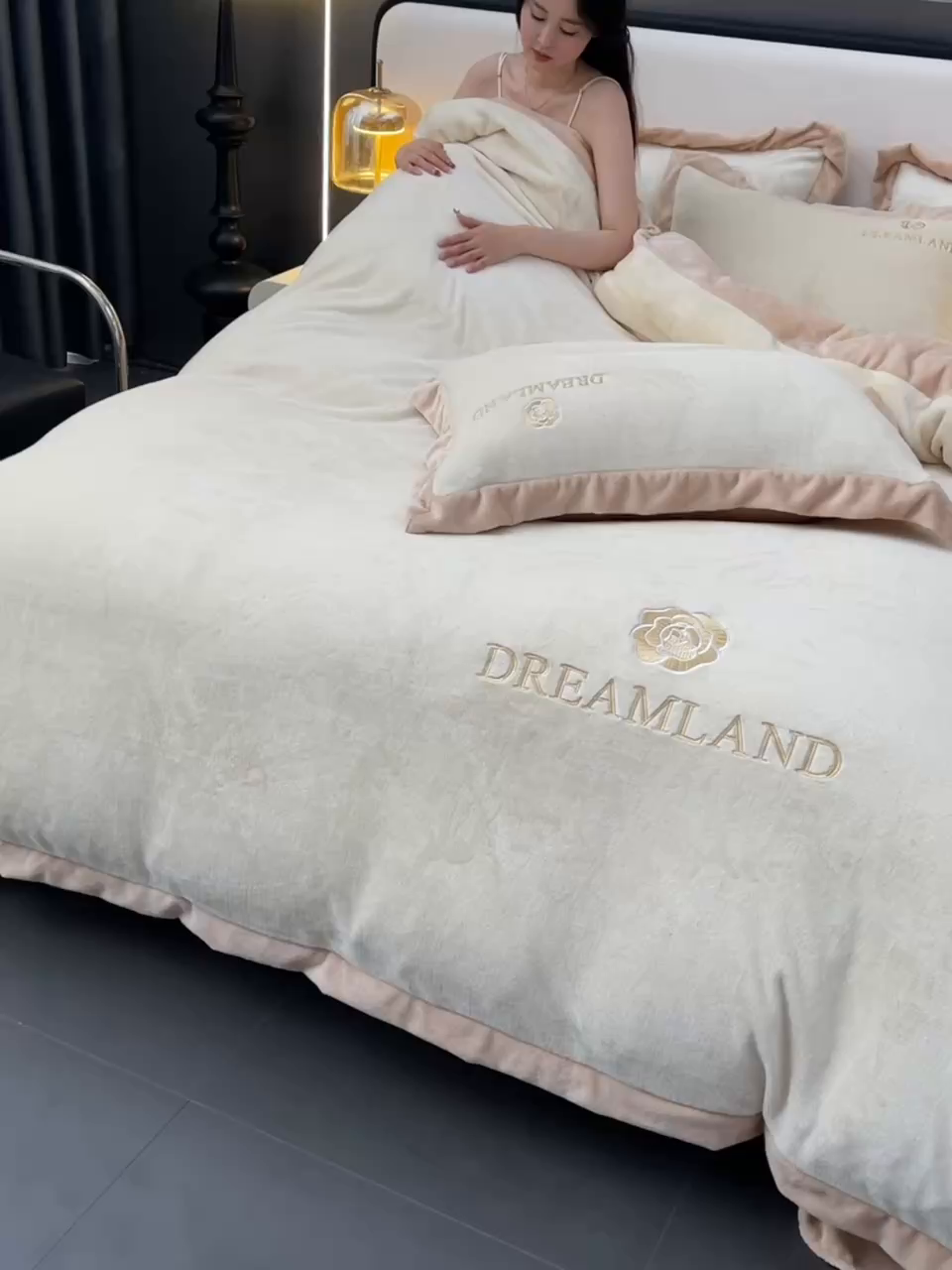 91家纺网 家纺一手货源 找家纺 云恋家纺 2025新款加厚刺绣牛奶绒四件套--梦想款 梦想-米拼金