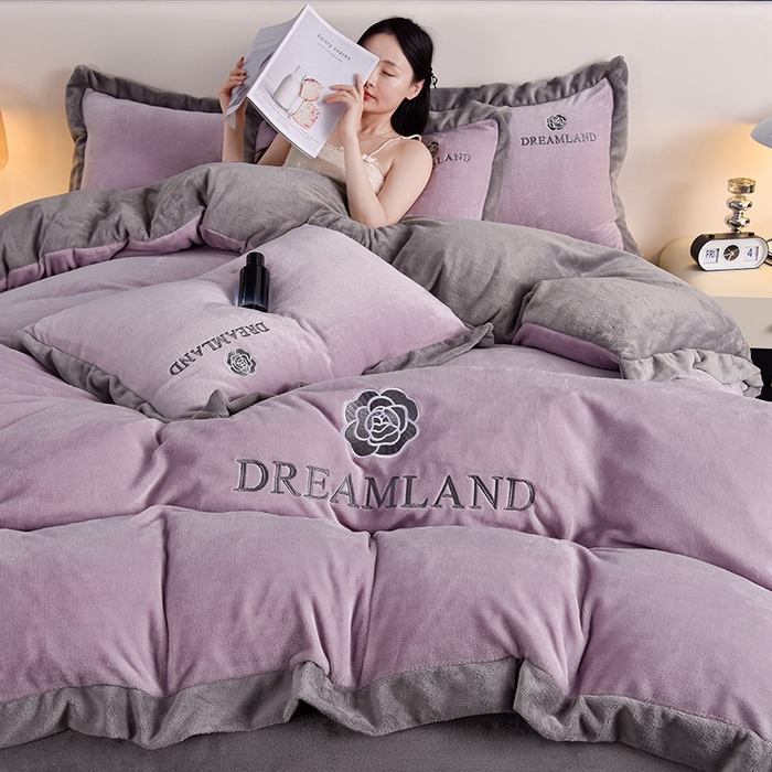 云恋家纺 2025新款加厚刺绣牛奶绒四件套--梦想款 梦想-紫拼灰