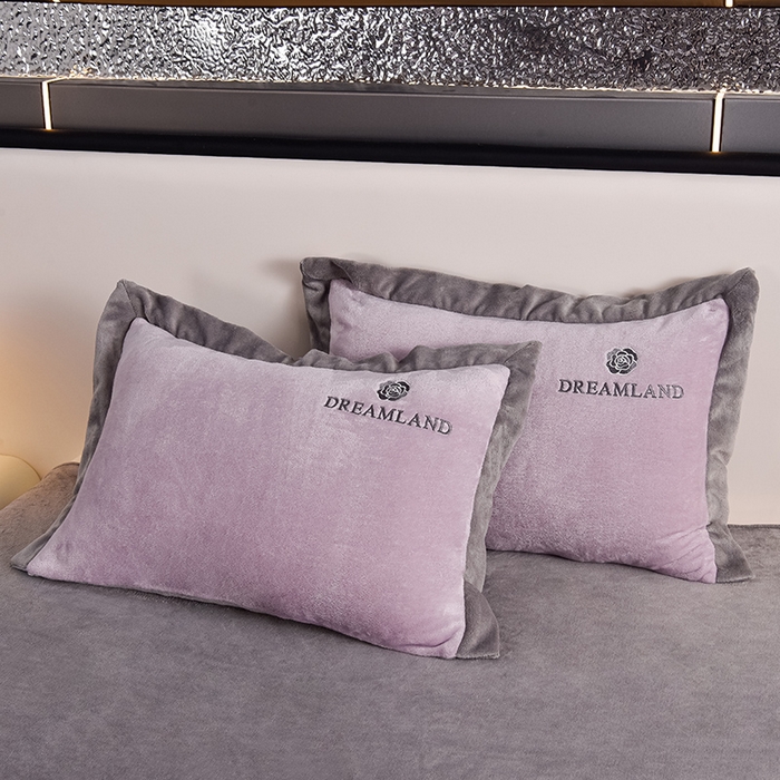 91家纺网 家纺一手货源 找家纺 云恋家纺 2025新款加厚刺绣牛奶绒四件套--梦想款 梦想-紫拼灰