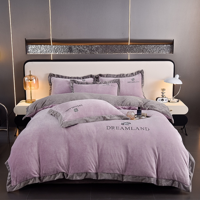 91家纺网 家纺一手货源 找家纺 云恋家纺 2025新款加厚刺绣牛奶绒四件套--梦想款 梦想-紫拼灰