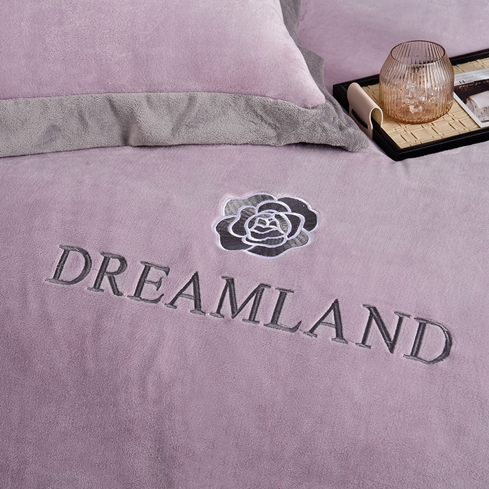 91家纺网 家纺一手货源 找家纺 云恋家纺 2025新款加厚刺绣牛奶绒四件套--梦想款 梦想-紫拼灰