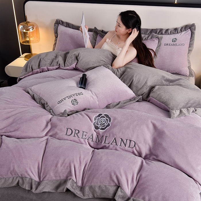 91家纺网 家纺一手货源 找家纺 云恋家纺 2025新款加厚刺绣牛奶绒四件套--梦想款 梦想-紫拼灰