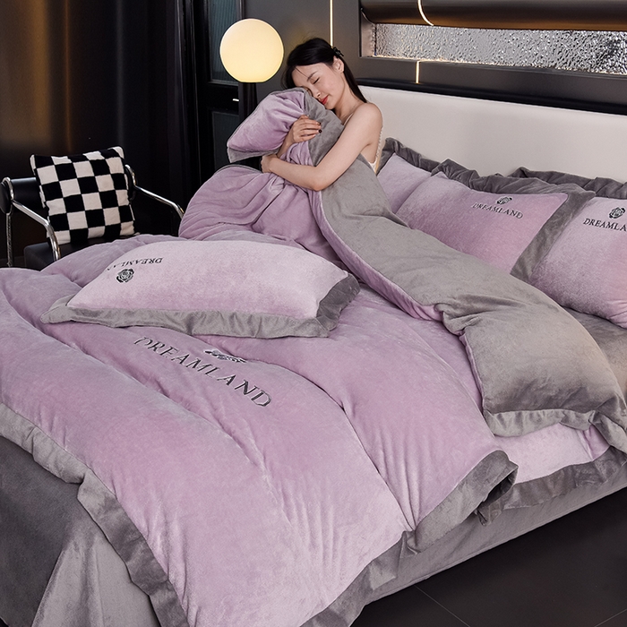 91家纺网 家纺一手货源 找家纺 云恋家纺 2025新款加厚刺绣牛奶绒四件套--梦想款 梦想-紫拼灰