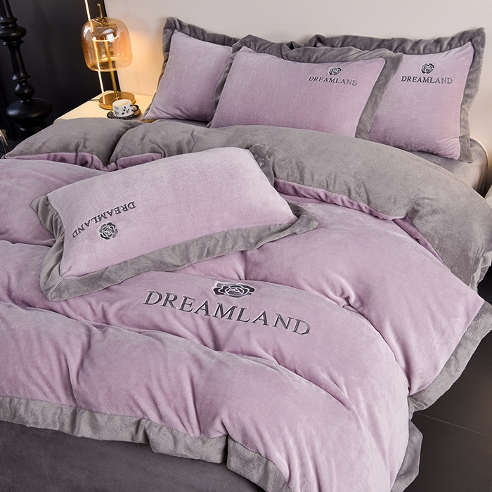 91家纺网 家纺一手货源 找家纺 云恋家纺 2025新款加厚刺绣牛奶绒四件套--梦想款 梦想-紫拼灰