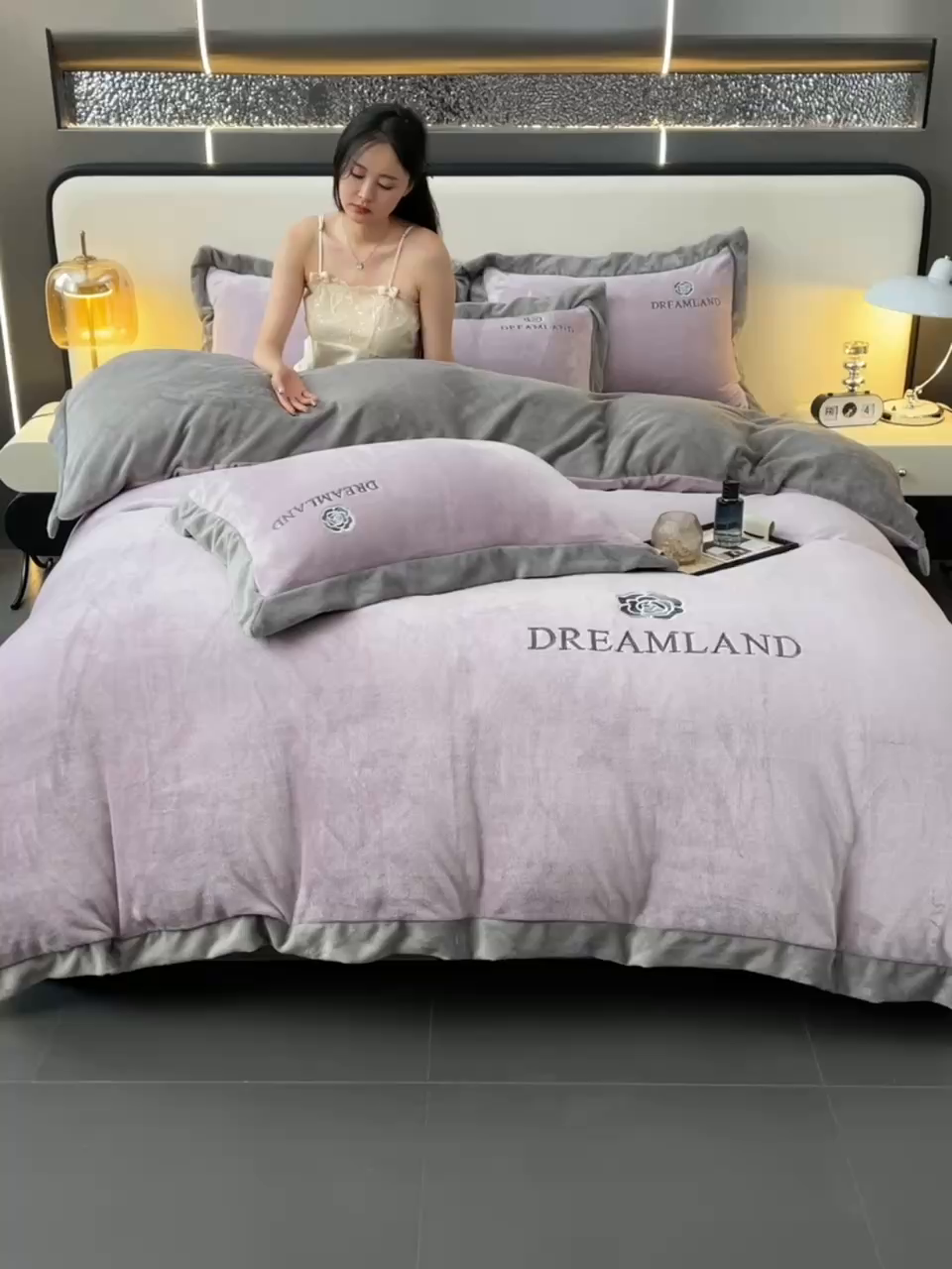 91家纺网 家纺一手货源 找家纺 云恋家纺 2025新款加厚刺绣牛奶绒四件套--梦想款 梦想-紫拼灰