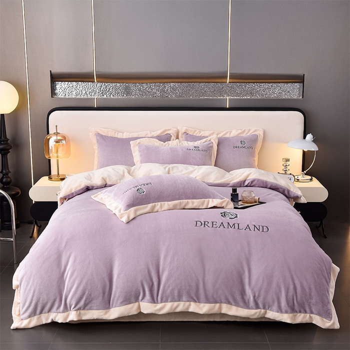 91家纺网 家纺一手货源 找家纺 云恋家纺 2025新款加厚刺绣牛奶绒四件套--梦想款 梦想-紫拼米