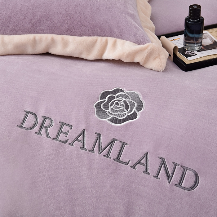 91家纺网 家纺一手货源 找家纺 云恋家纺 2025新款加厚刺绣牛奶绒四件套--梦想款 梦想-紫拼米