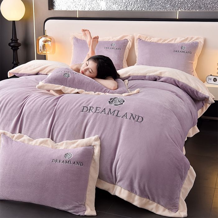 91家纺网 家纺一手货源 找家纺 云恋家纺 2025新款加厚刺绣牛奶绒四件套--梦想款 梦想-紫拼米