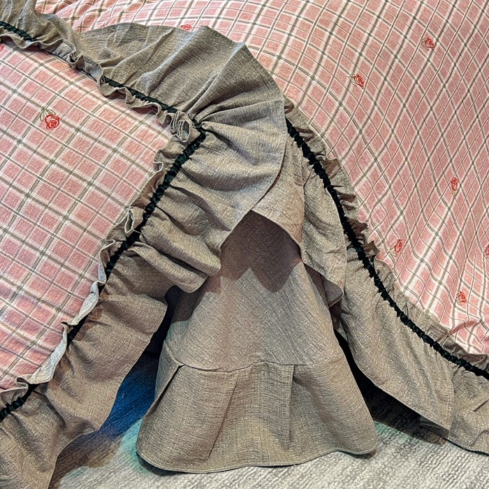 91家纺网 家纺一手货源 找家纺 玉海棠家纺 2025新款法式花边棉麻四件套 红格玫瑰