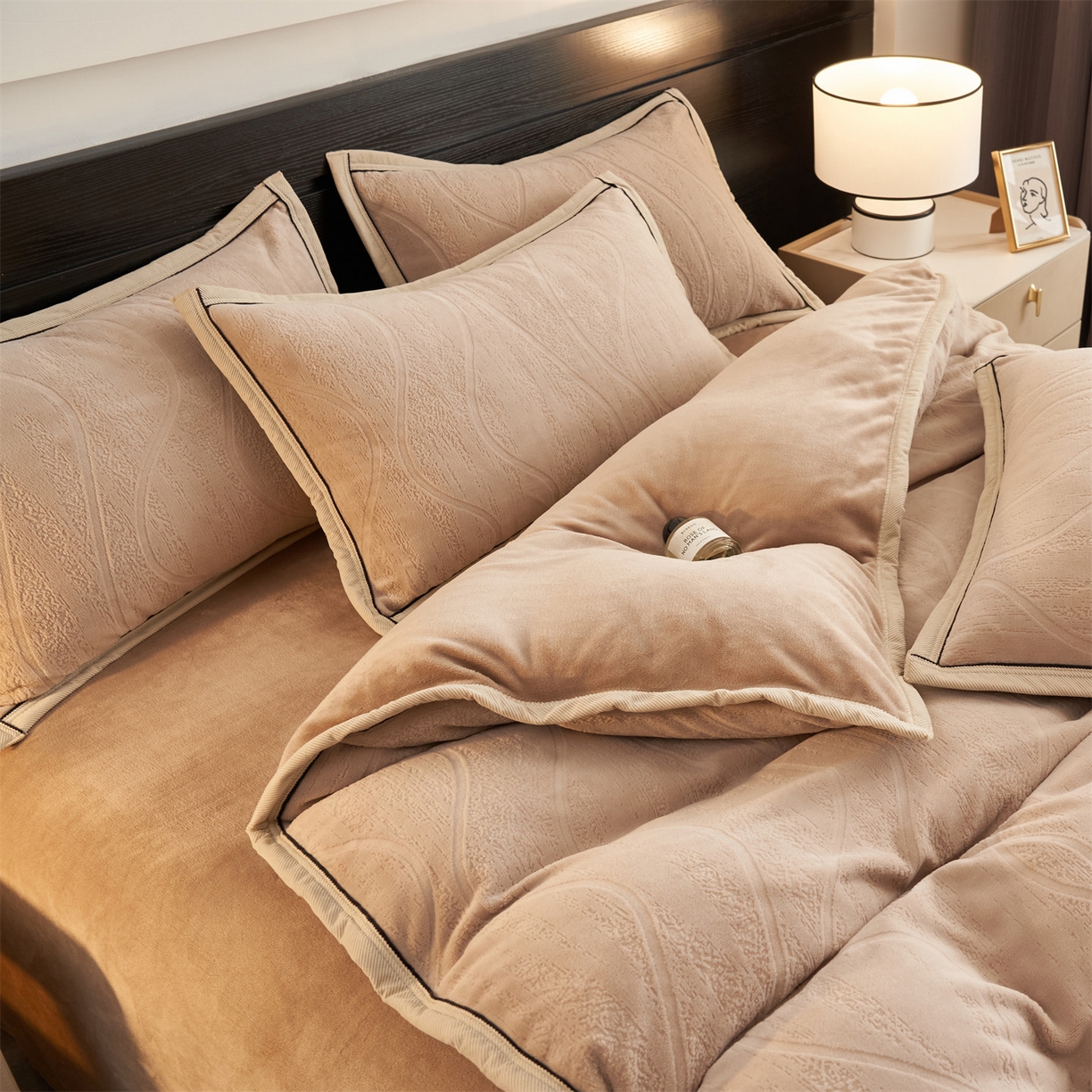 91家纺网 家纺一手货源 找家纺 恒爱家纺 2025新款牛奶绒纯色烂花四件套 卡曼-卡其