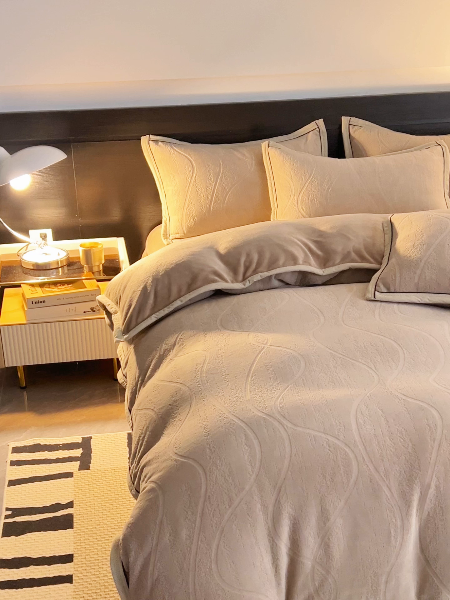 91家纺网 家纺一手货源 找家纺 恒爱家纺 2025新款牛奶绒纯色烂花四件套 卡曼-卡其