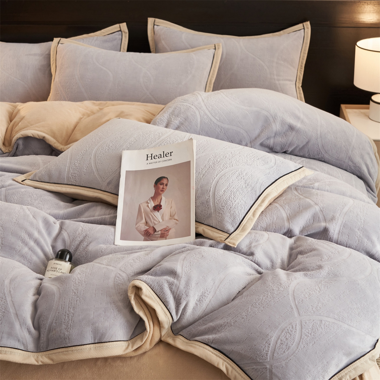 91家纺网 家纺一手货源 找家纺 恒爱家纺 2025新款牛奶绒纯色烂花四件套 卡曼-绅士灰