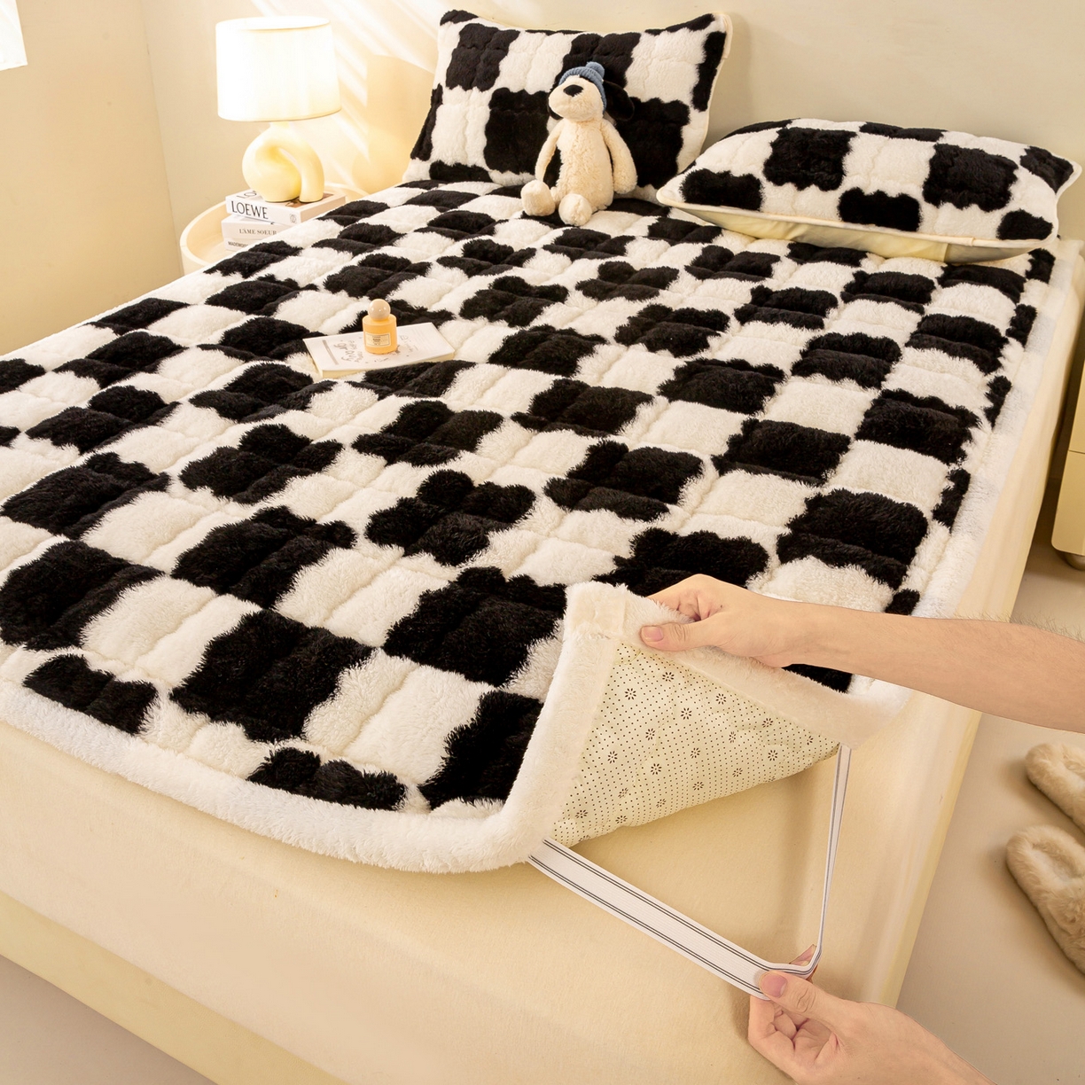 91家纺网 家纺一手货源 找家纺 眠势力 2025新款北极绒床垫加绒牛奶绒床褥子秋冬保暖珊瑚绒夹棉床护垫 棋盘格-幽远黑