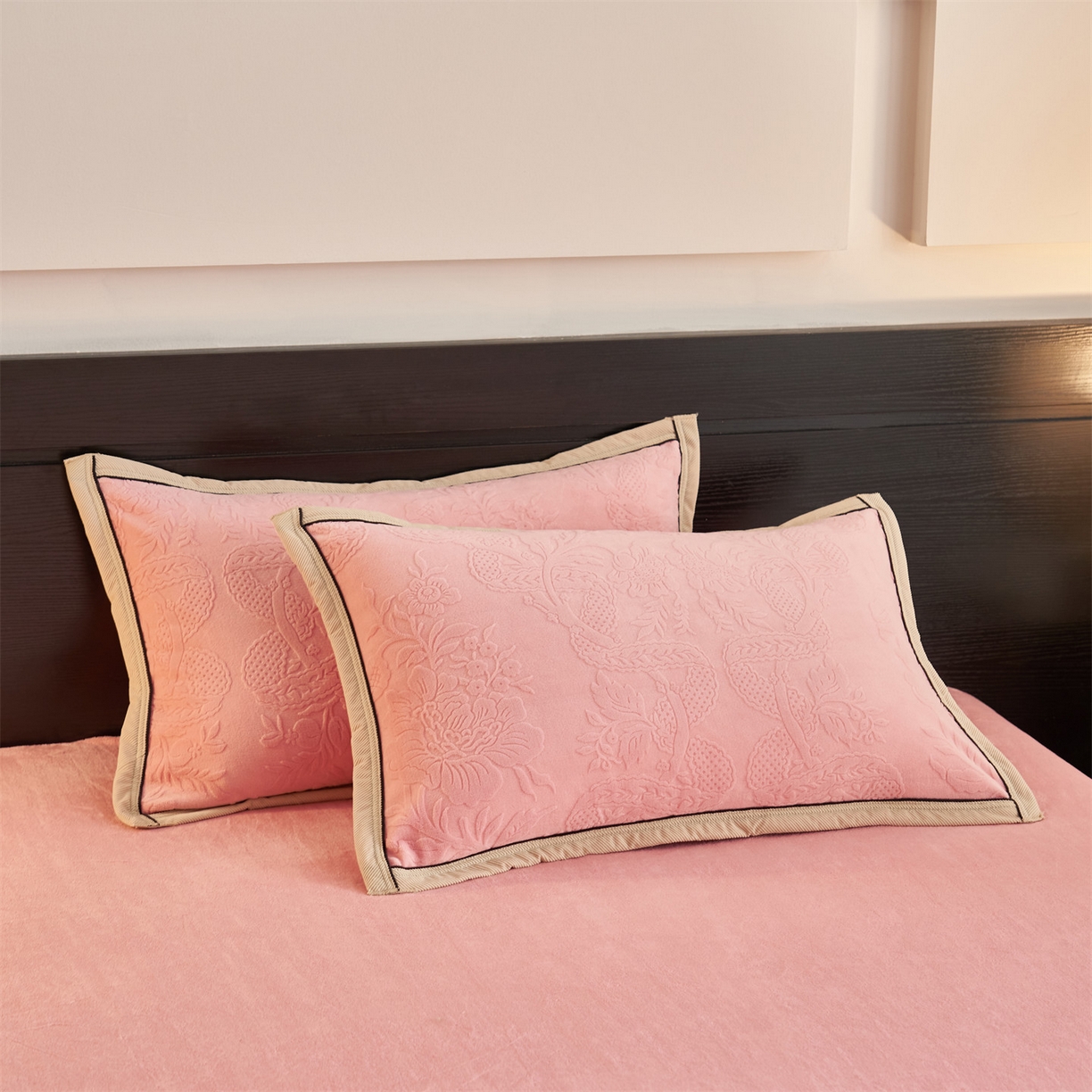 91家纺网 家纺一手货源 找家纺 恒爱家纺 2025新款牛奶绒纯色烂花四件套 雾绕山岚-豆沙