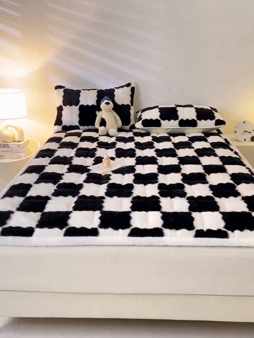91家纺网 家纺一手货源 找家纺 眠势力 2025新款北极绒床垫加绒牛奶绒床褥子秋冬保暖珊瑚绒夹棉床护垫 棋盘格-幽远黑
