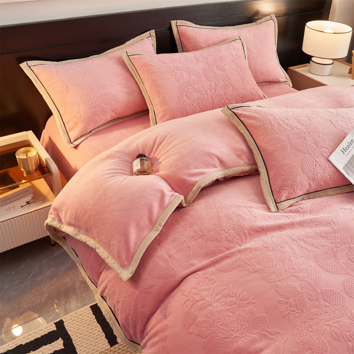 91家纺网 家纺一手货源 找家纺 恒爱家纺 2025新款牛奶绒纯色烂花四件套 雾绕山岚-豆沙