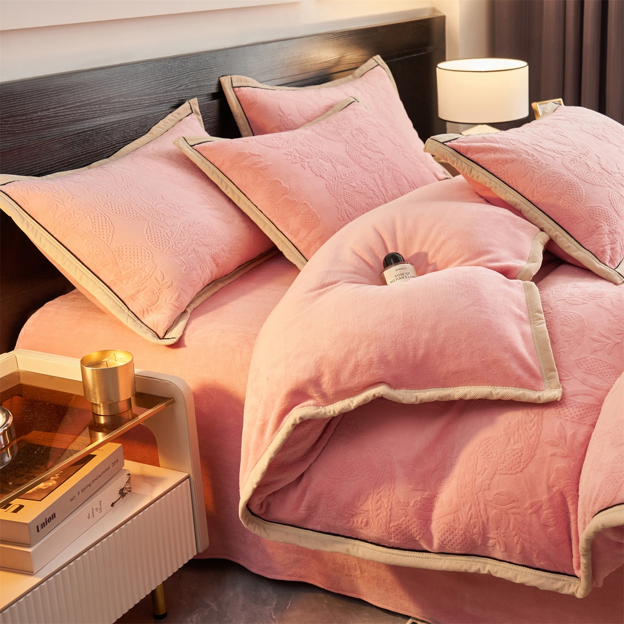 91家纺网 家纺一手货源 找家纺 恒爱家纺 2025新款牛奶绒纯色烂花四件套 雾绕山岚-豆沙