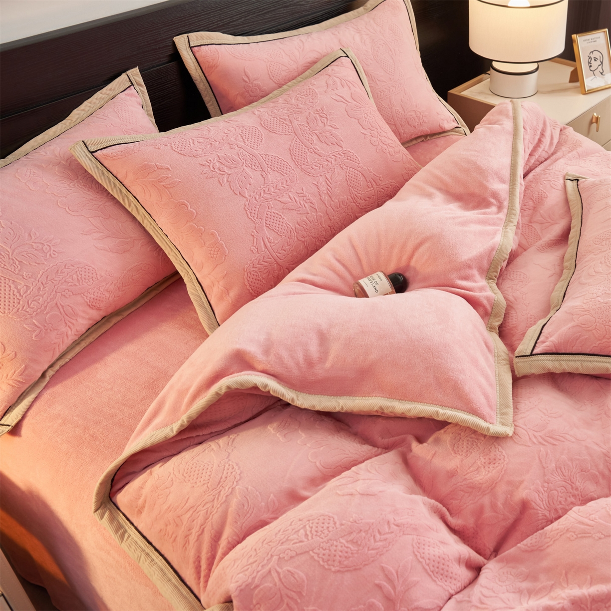 91家纺网 家纺一手货源 找家纺 恒爱家纺 2025新款牛奶绒纯色烂花四件套 雾绕山岚-豆沙