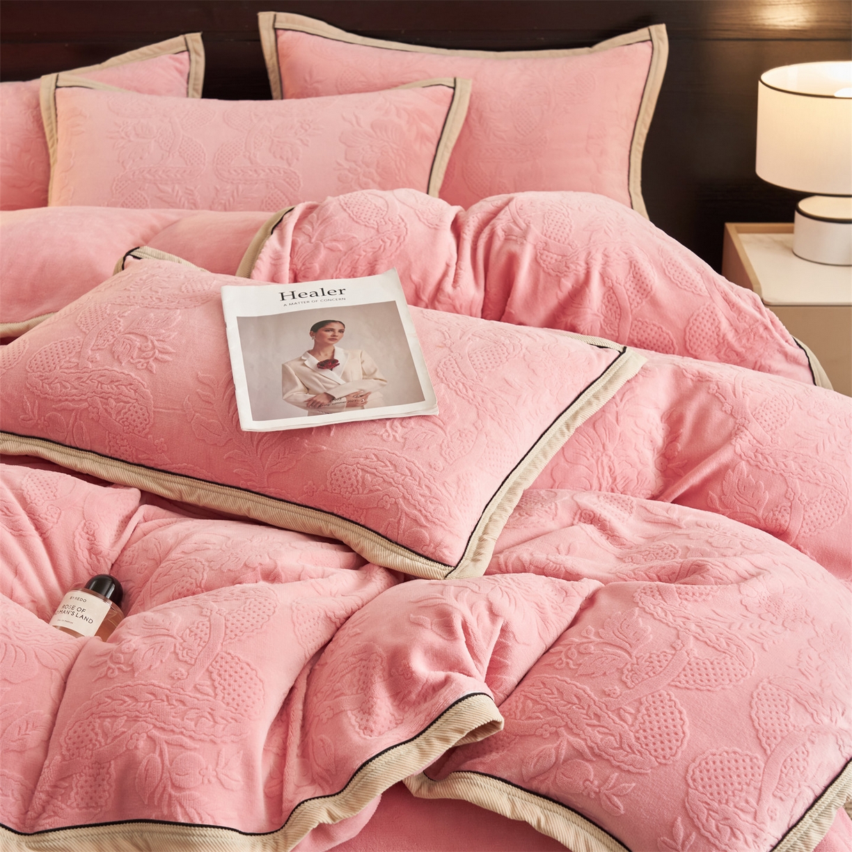 91家纺网 家纺一手货源 找家纺 恒爱家纺 2025新款牛奶绒纯色烂花四件套 雾绕山岚-豆沙