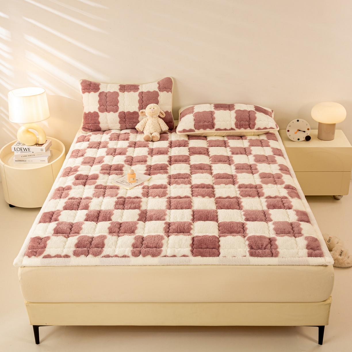 91家纺网 家纺一手货源 找家纺 眠势力 2025新款北极绒床垫加绒牛奶绒床褥子秋冬保暖珊瑚绒夹棉床护垫 棋盘格-豆沙