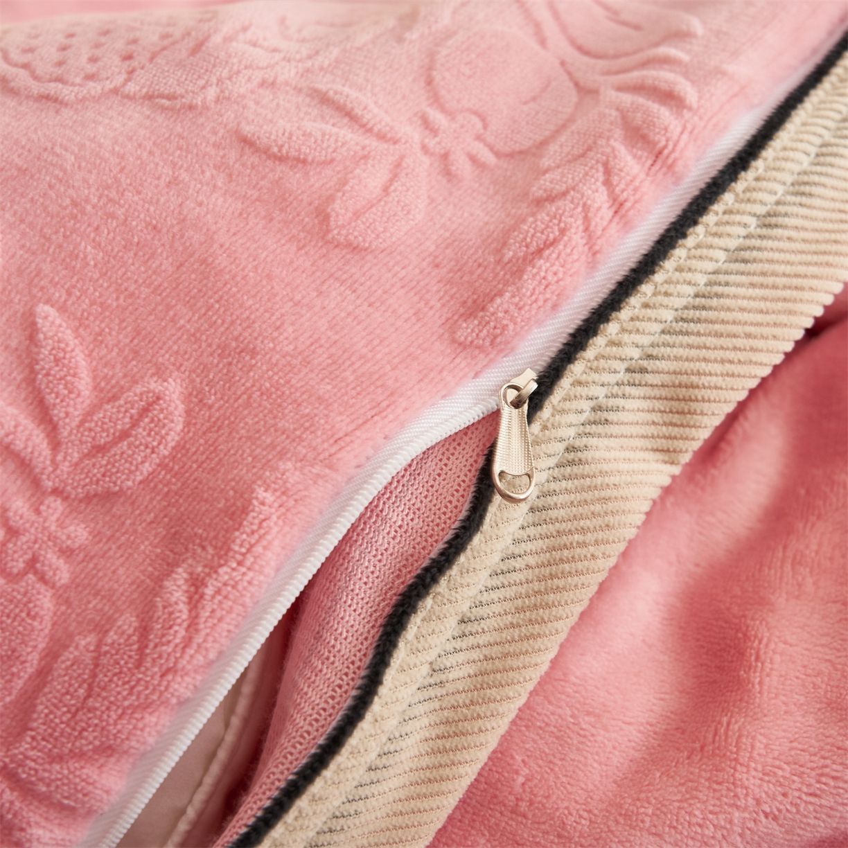 91家纺网 家纺一手货源 找家纺 恒爱家纺 2025新款牛奶绒纯色烂花四件套 雾绕山岚-豆沙