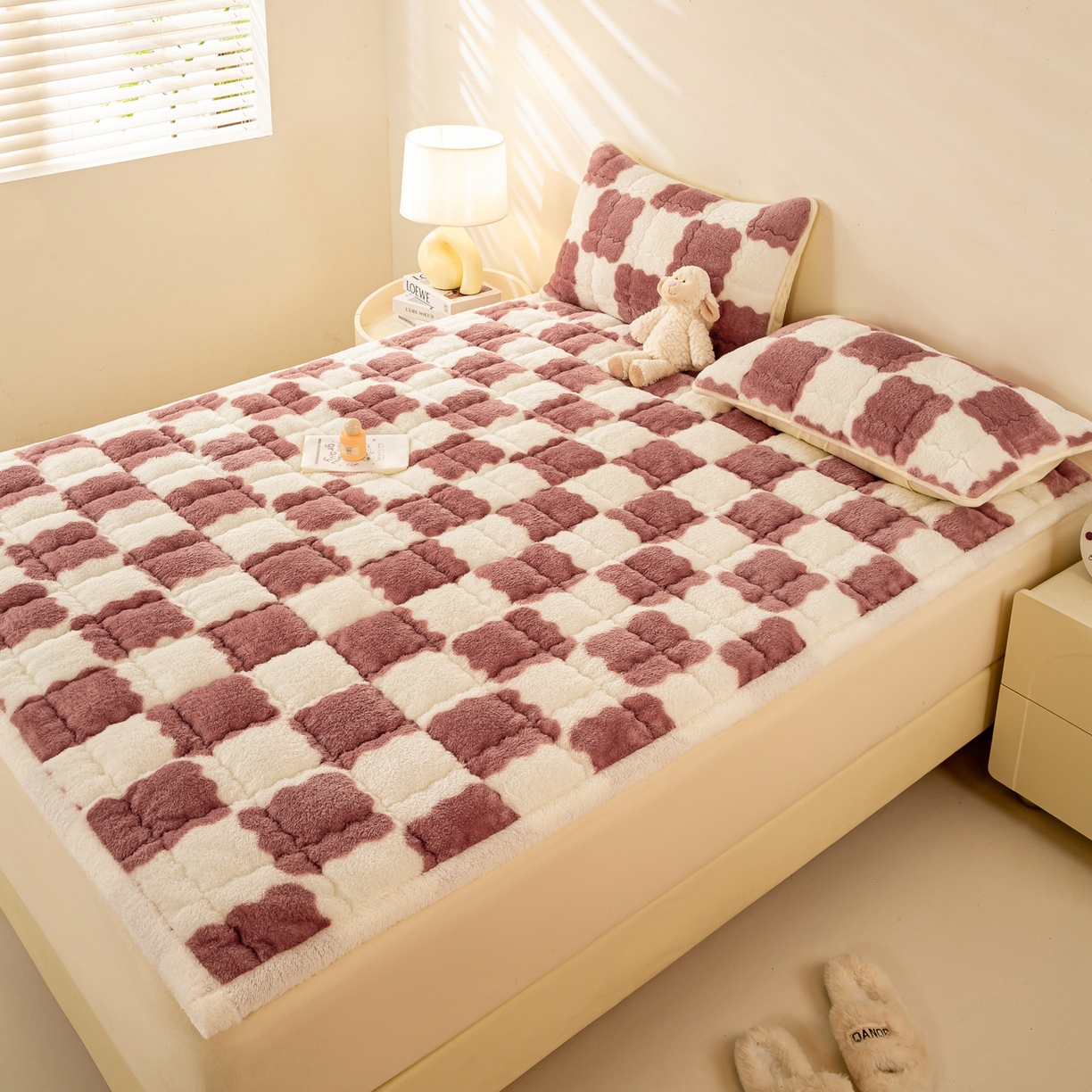 91家纺网 家纺一手货源 找家纺 眠势力 2025新款北极绒床垫加绒牛奶绒床褥子秋冬保暖珊瑚绒夹棉床护垫 棋盘格-豆沙