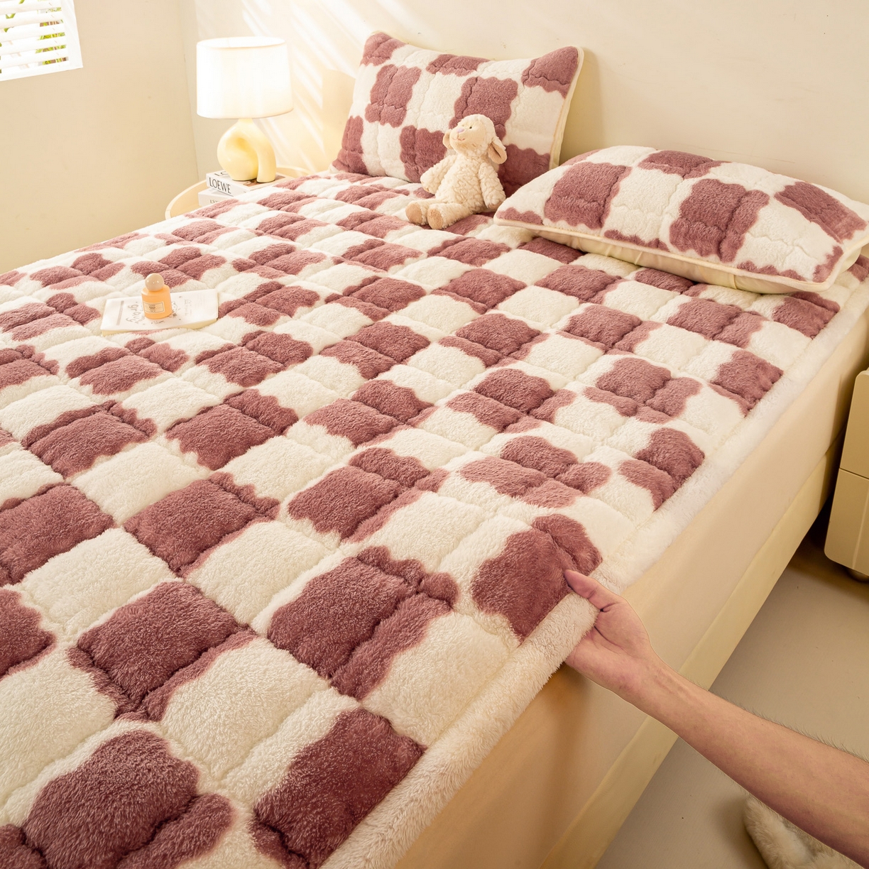 91家纺网 家纺一手货源 找家纺 眠势力 2025新款北极绒床垫加绒牛奶绒床褥子秋冬保暖珊瑚绒夹棉床护垫 棋盘格-豆沙