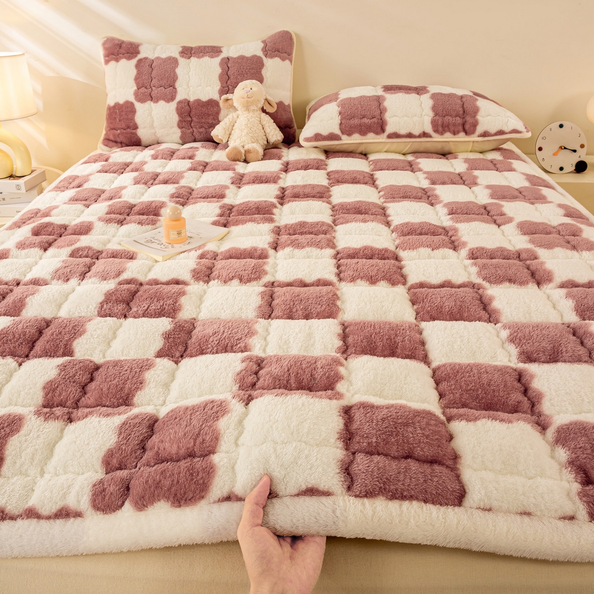 91家纺网 家纺一手货源 找家纺 眠势力 2025新款北极绒床垫加绒牛奶绒床褥子秋冬保暖珊瑚绒夹棉床护垫 棋盘格-豆沙