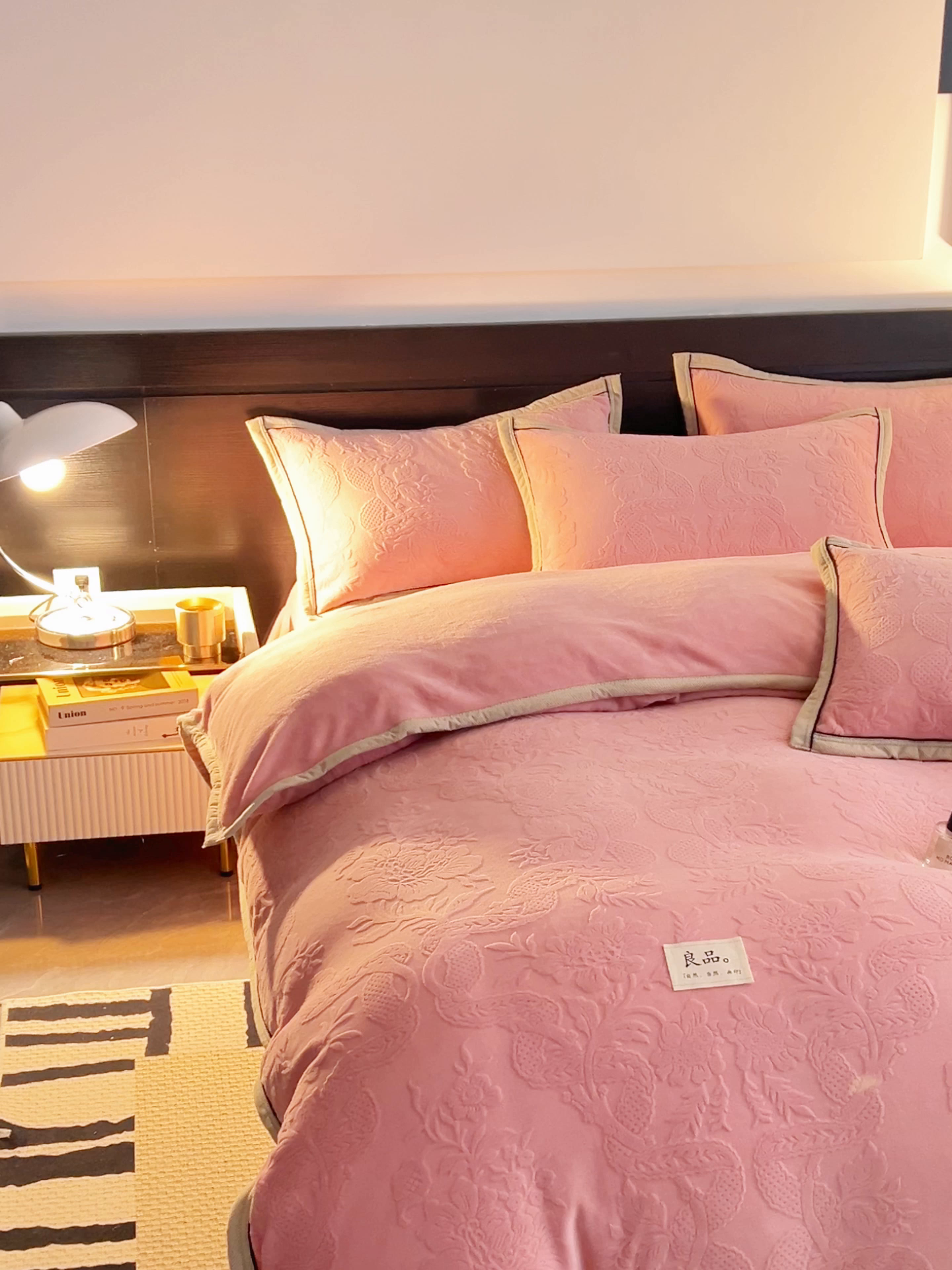 91家纺网 家纺一手货源 找家纺 恒爱家纺 2025新款牛奶绒纯色烂花四件套 雾绕山岚-豆沙