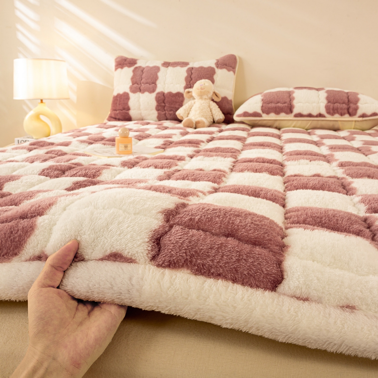 91家纺网 家纺一手货源 找家纺 眠势力 2025新款北极绒床垫加绒牛奶绒床褥子秋冬保暖珊瑚绒夹棉床护垫 棋盘格-豆沙