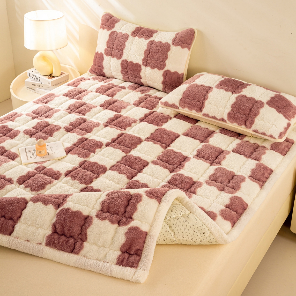 91家纺网 家纺一手货源 找家纺 眠势力 2025新款北极绒床垫加绒牛奶绒床褥子秋冬保暖珊瑚绒夹棉床护垫 棋盘格-豆沙
