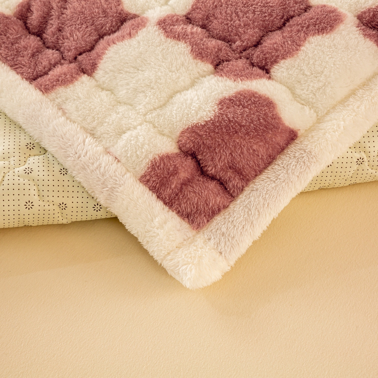 91家纺网 家纺一手货源 找家纺 眠势力 2025新款北极绒床垫加绒牛奶绒床褥子秋冬保暖珊瑚绒夹棉床护垫 棋盘格-豆沙