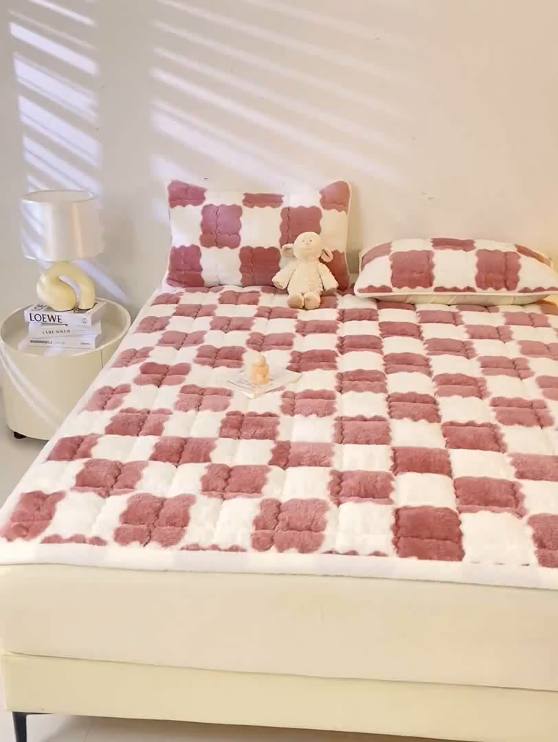 91家纺网 家纺一手货源 找家纺 眠势力 2025新款北极绒床垫加绒牛奶绒床褥子秋冬保暖珊瑚绒夹棉床护垫 棋盘格-豆沙