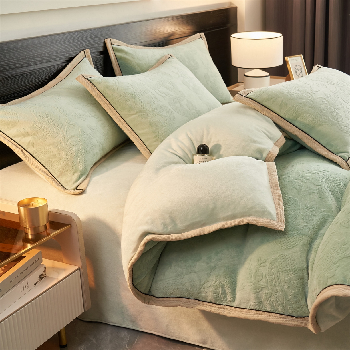 91家纺网 家纺一手货源 找家纺 恒爱家纺 2025新款牛奶绒纯色烂花四件套 雾绕山岚-抹茶绿