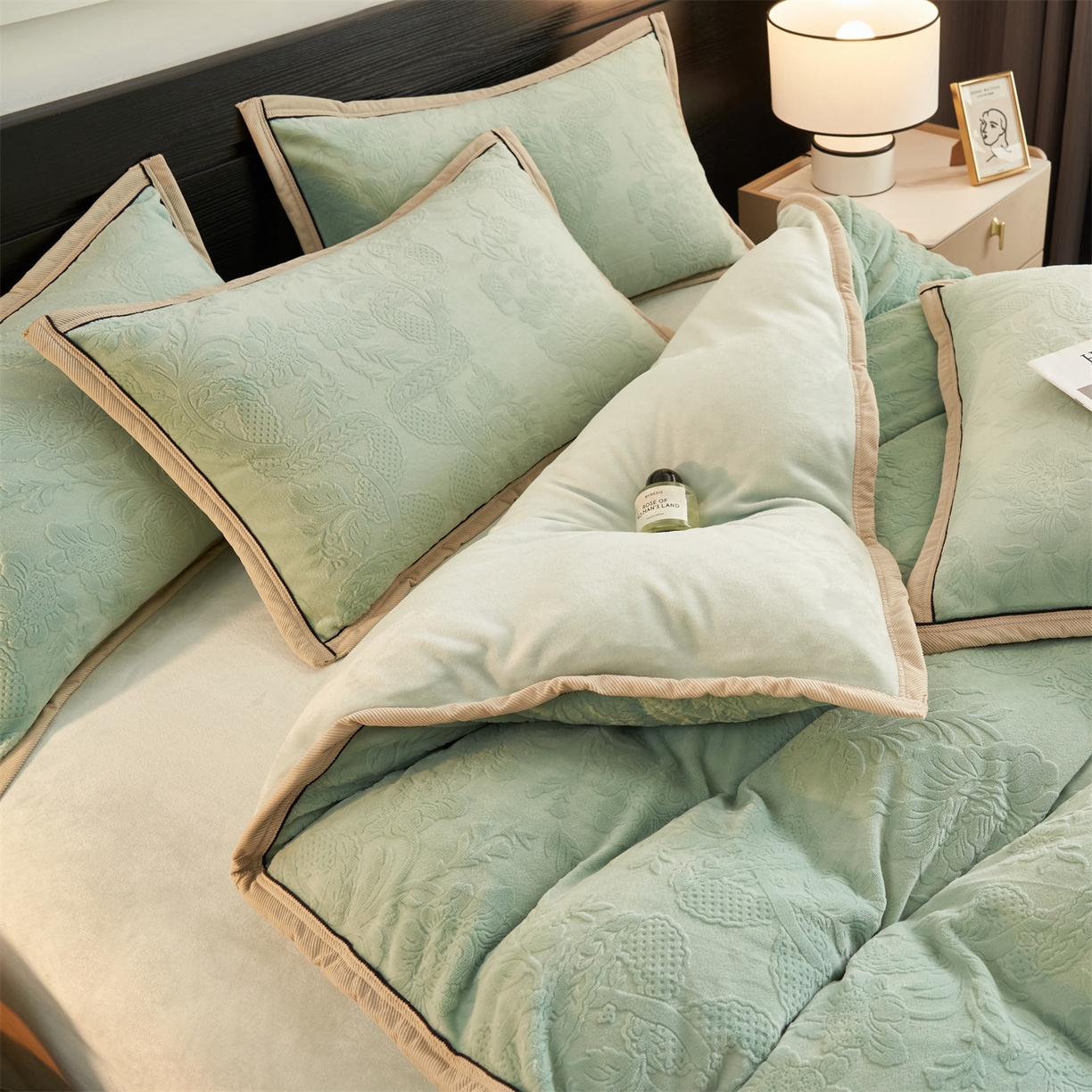 91家纺网 家纺一手货源 找家纺 恒爱家纺 2025新款牛奶绒纯色烂花四件套 雾绕山岚-抹茶绿