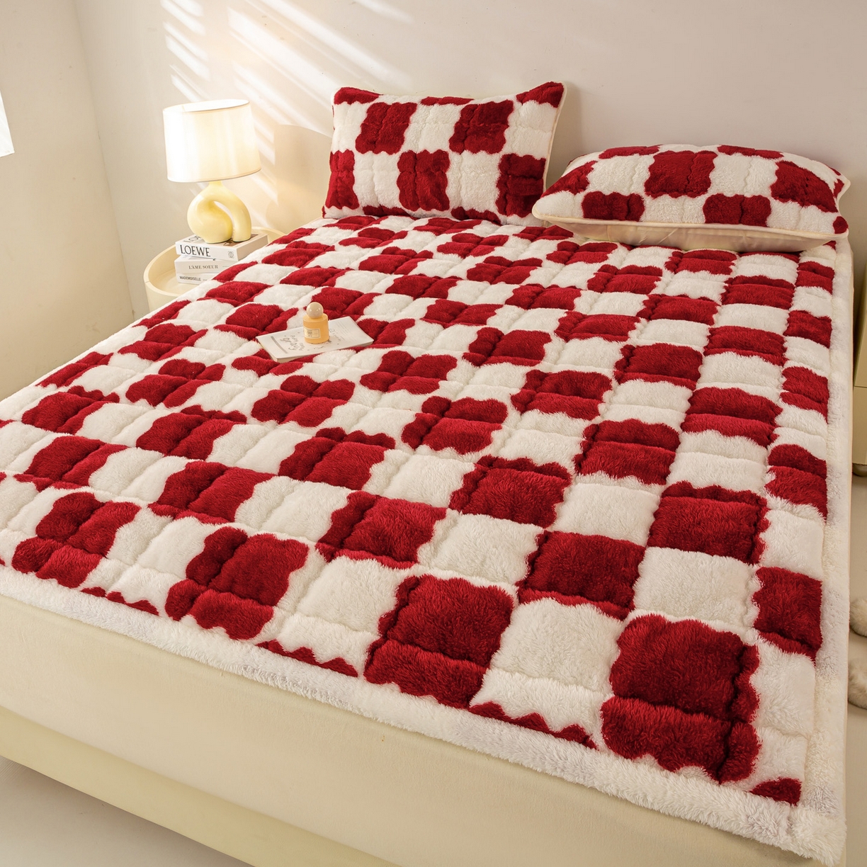 91家纺网 家纺一手货源 找家纺 眠势力 2025新款北极绒床垫加绒牛奶绒床褥子秋冬保暖珊瑚绒夹棉床护垫 棋盘格-海棠红
